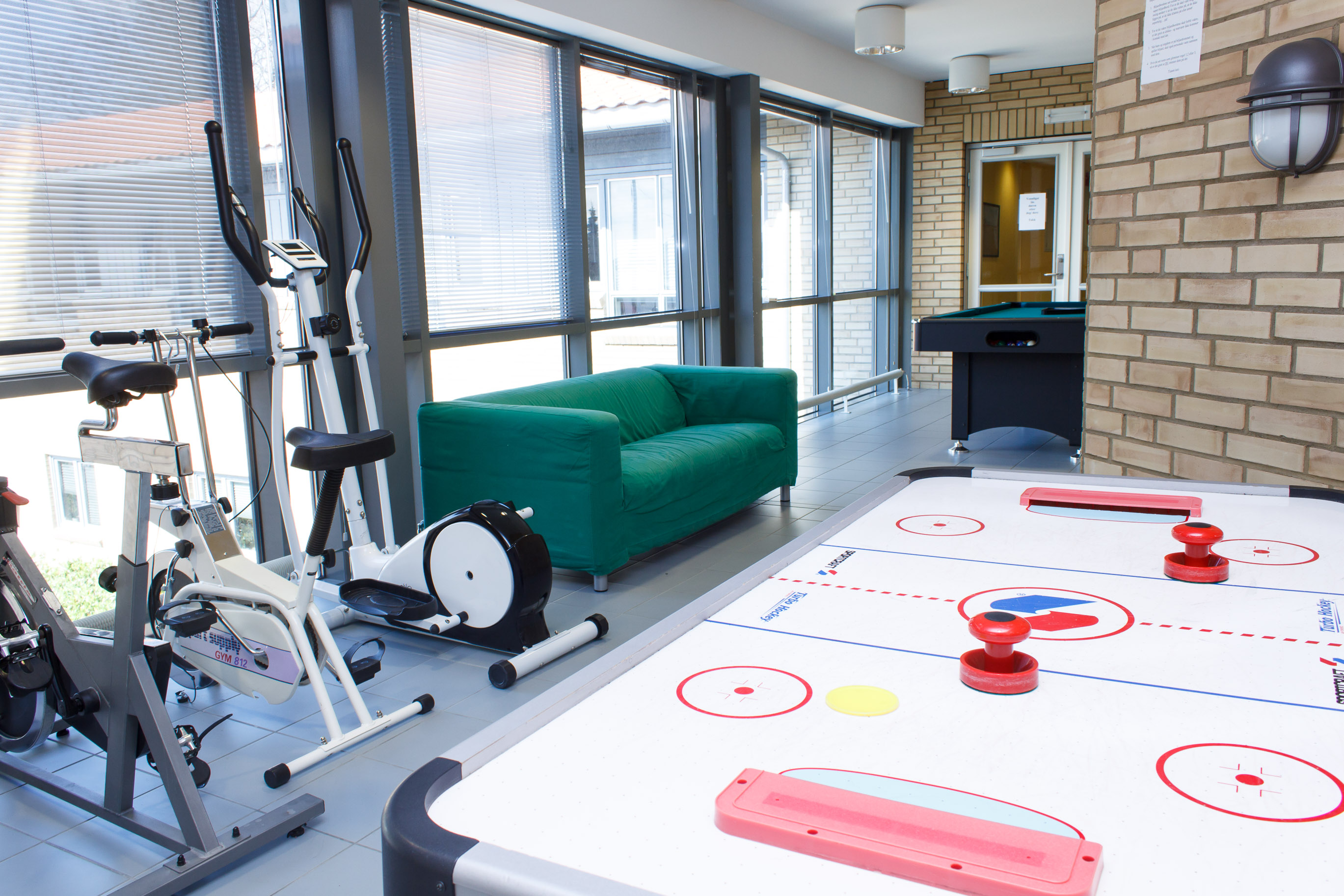 Et treningsstudio med treningsutstyr