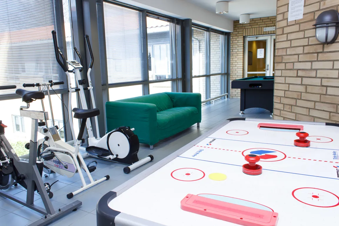 Et treningsstudio med treningsutstyr