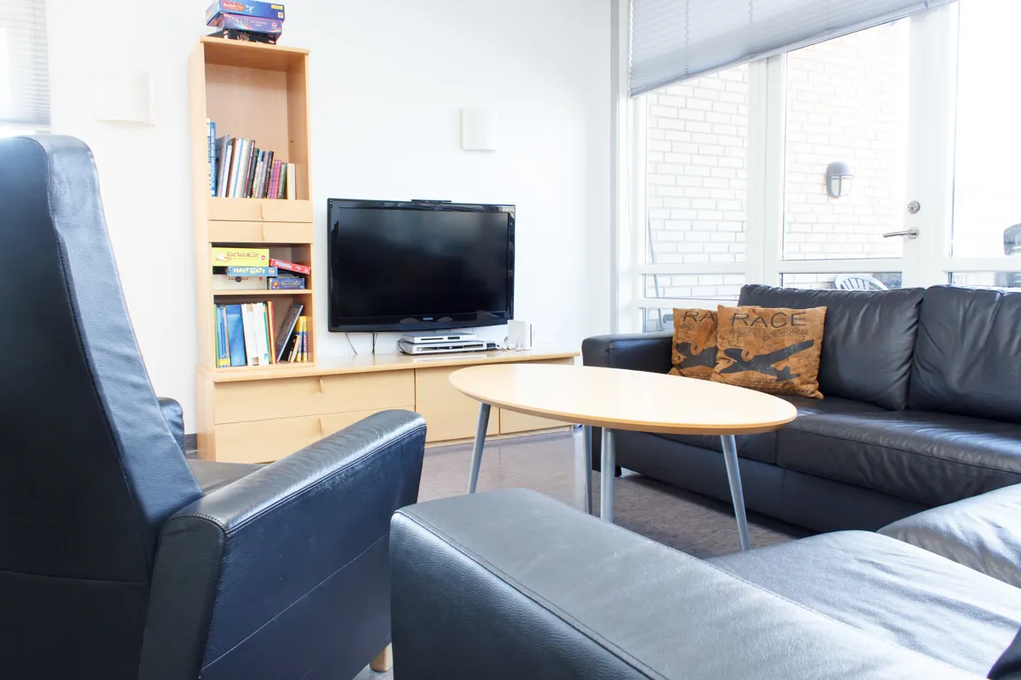 En stue med TV og sofaer