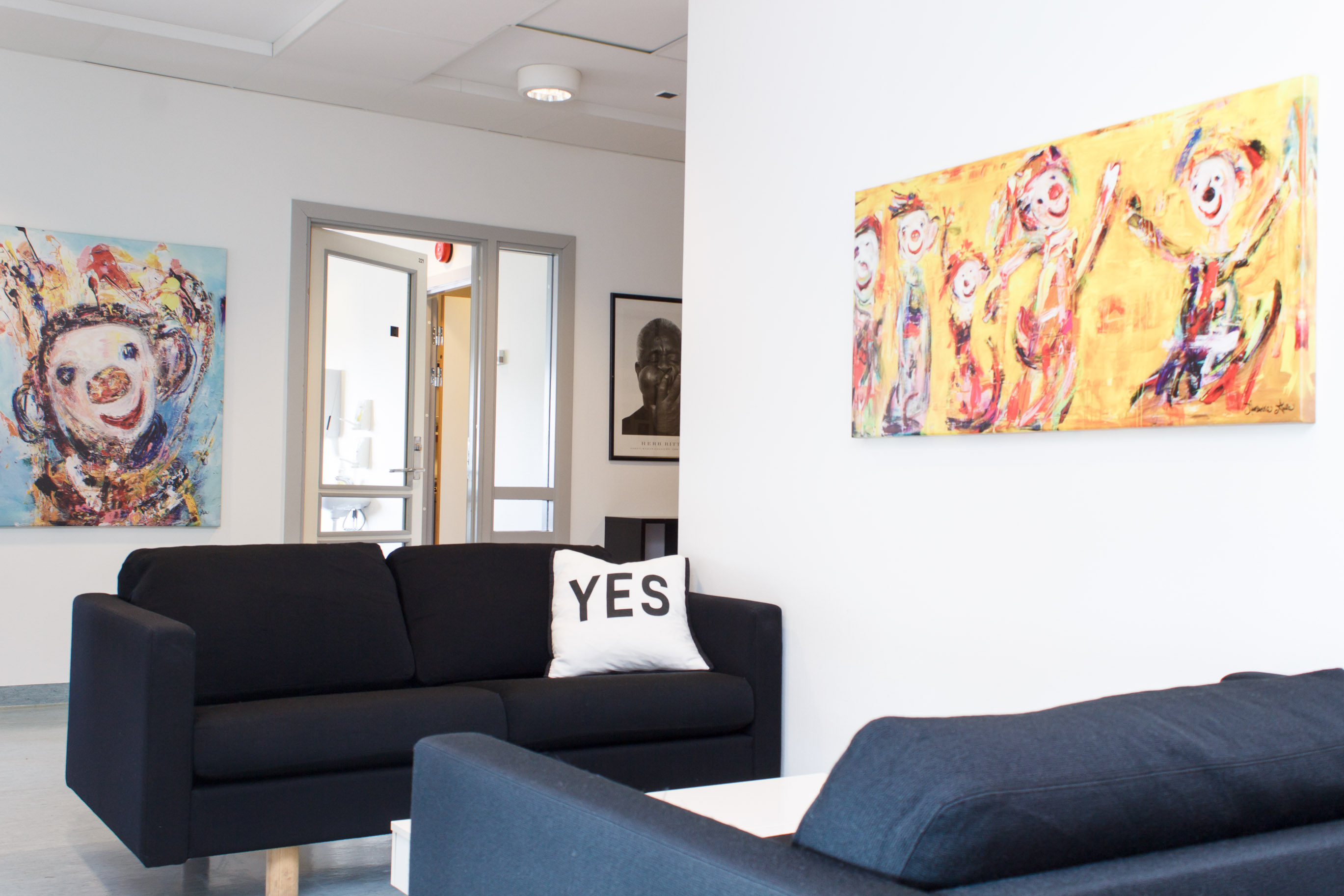 Et rom med sofa og et maleri på veggen