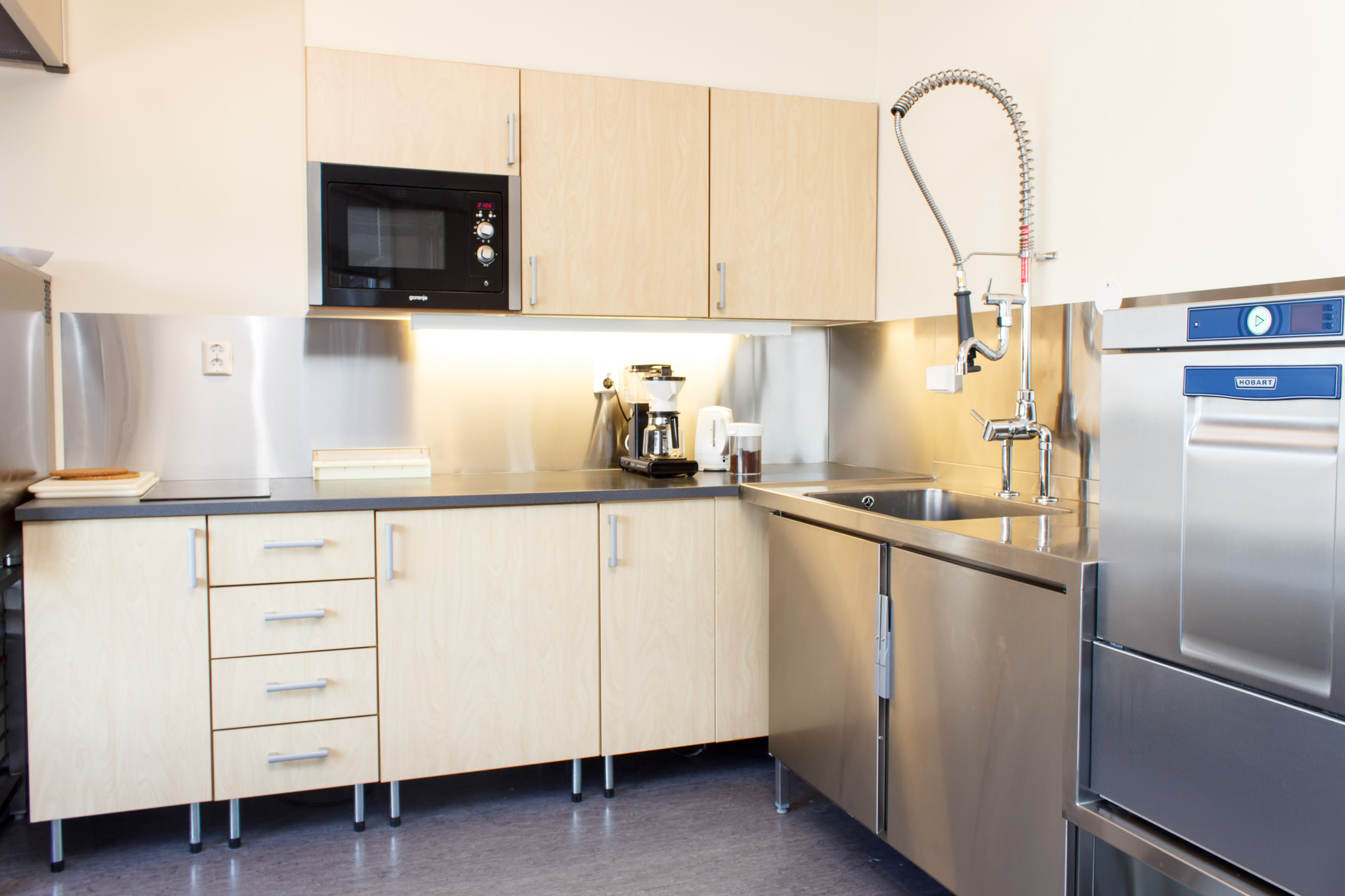 Et kjøkken med hvitevarer i rustfritt stål