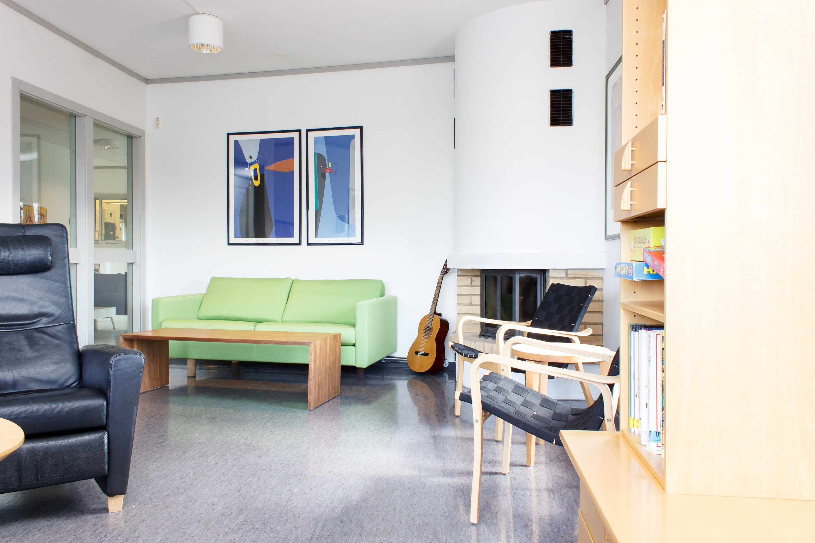 Et rom med sofa og bord med gitar