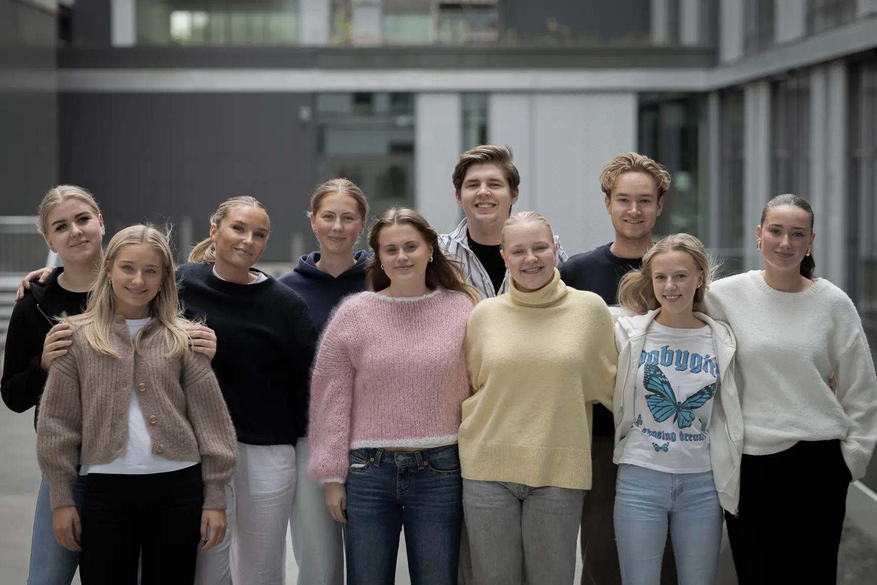 En gruppe mennesker som poserer for et bilde
