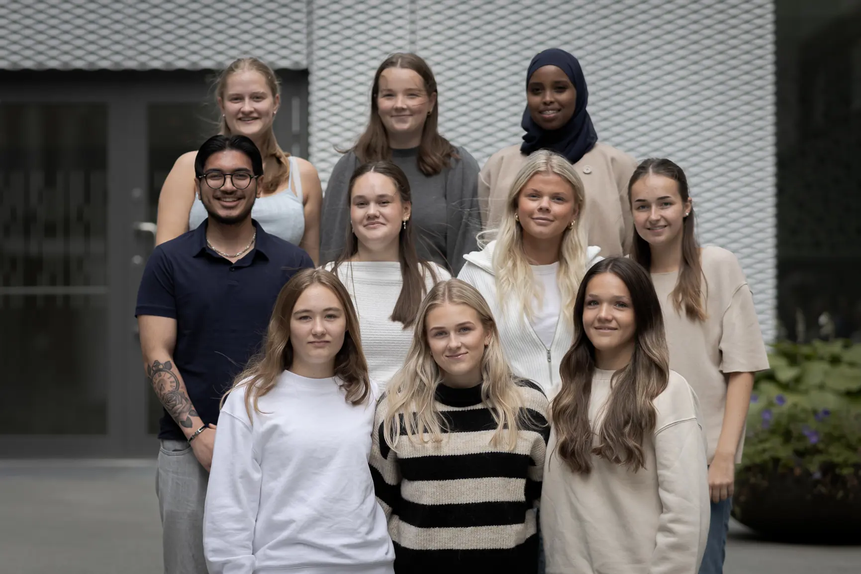 En gruppe mennesker som poserer for et bilde