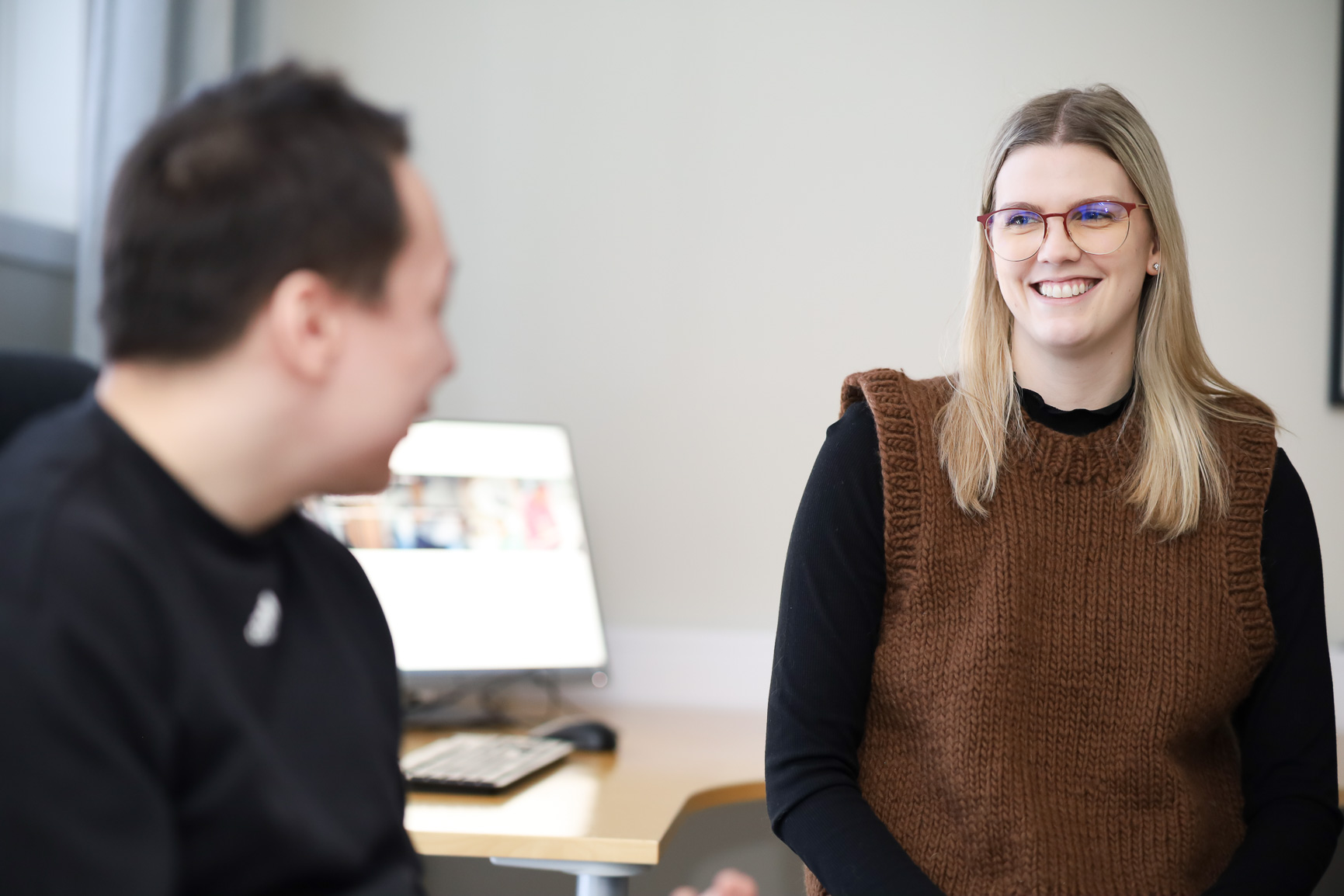 En kvinne og en mann på et kontor