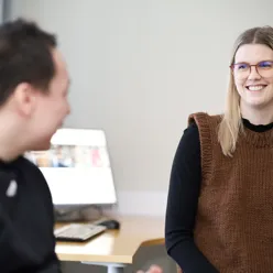 En kvinne og en mann på et kontor