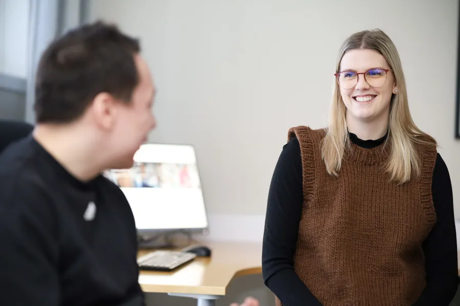 En kvinne og en mann på et kontor