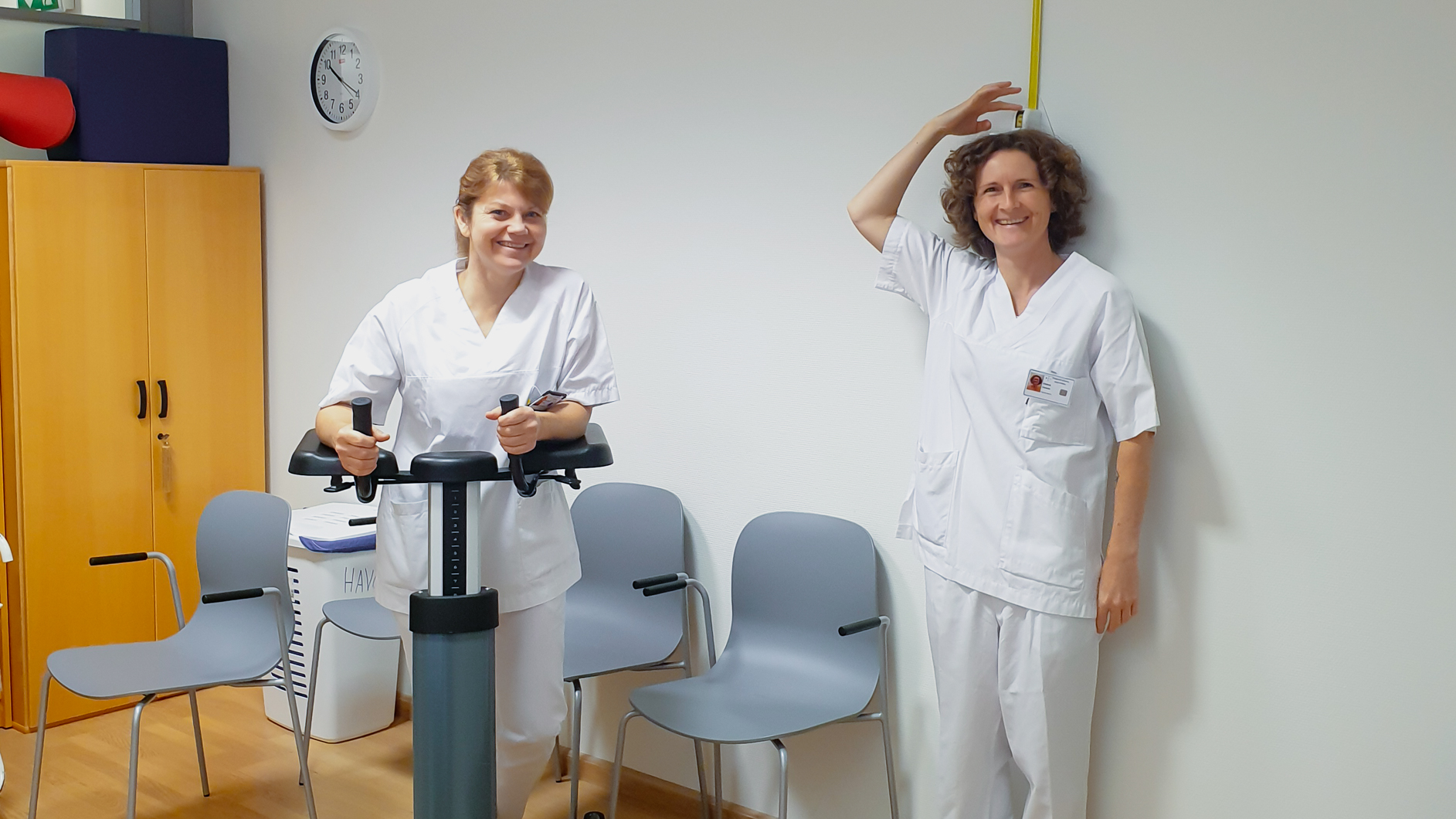 Flere sykepleiere i hvit uniform