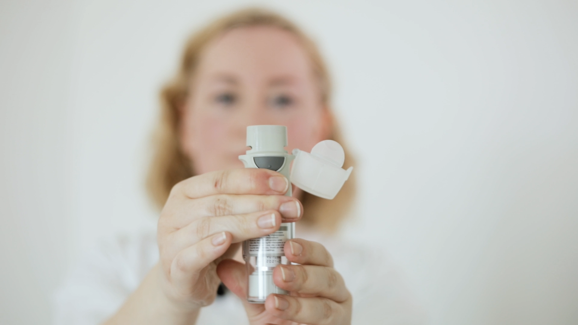 Ein sjukepleiar som held ein inhalator