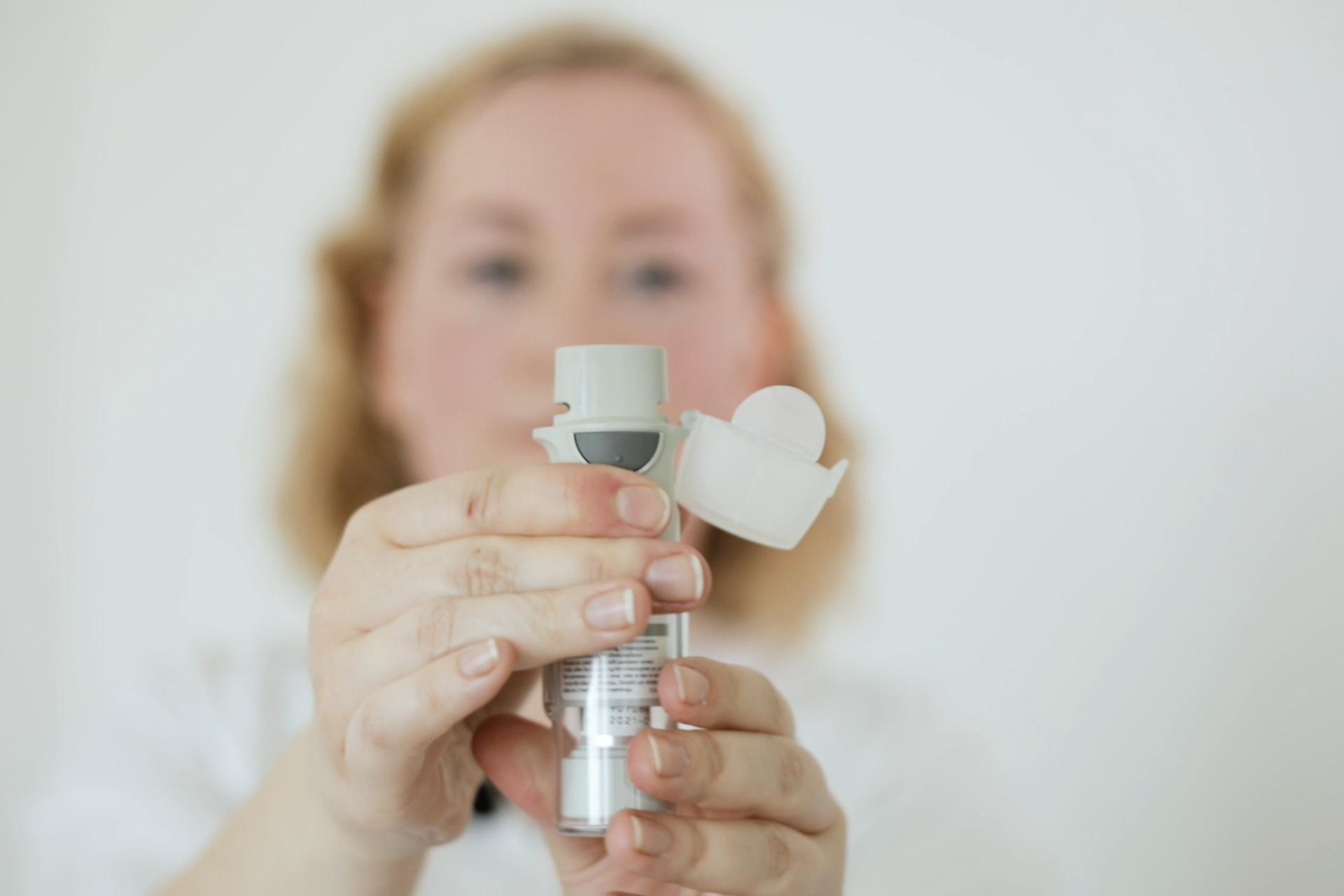 Ein sjukepleiar som held ein inhalator