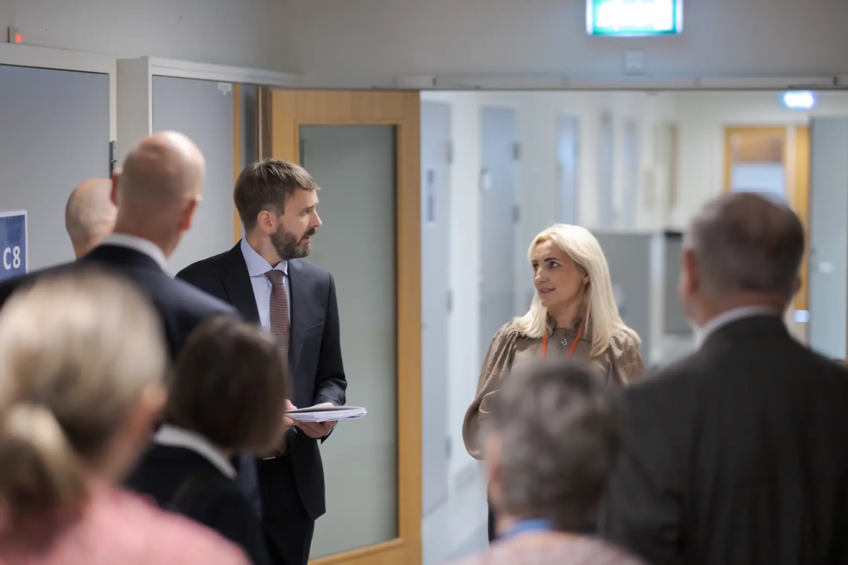 En gruppe personer i et rom