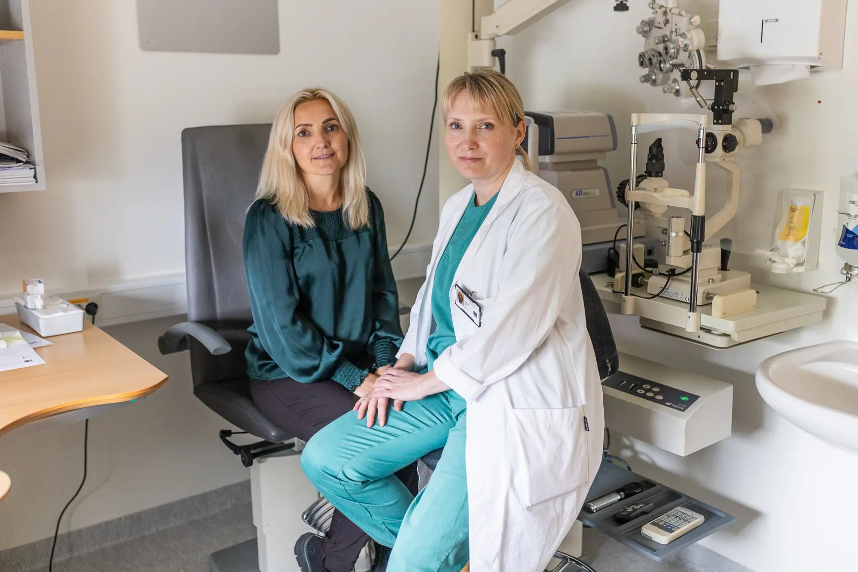 Et par kvinner i et rom