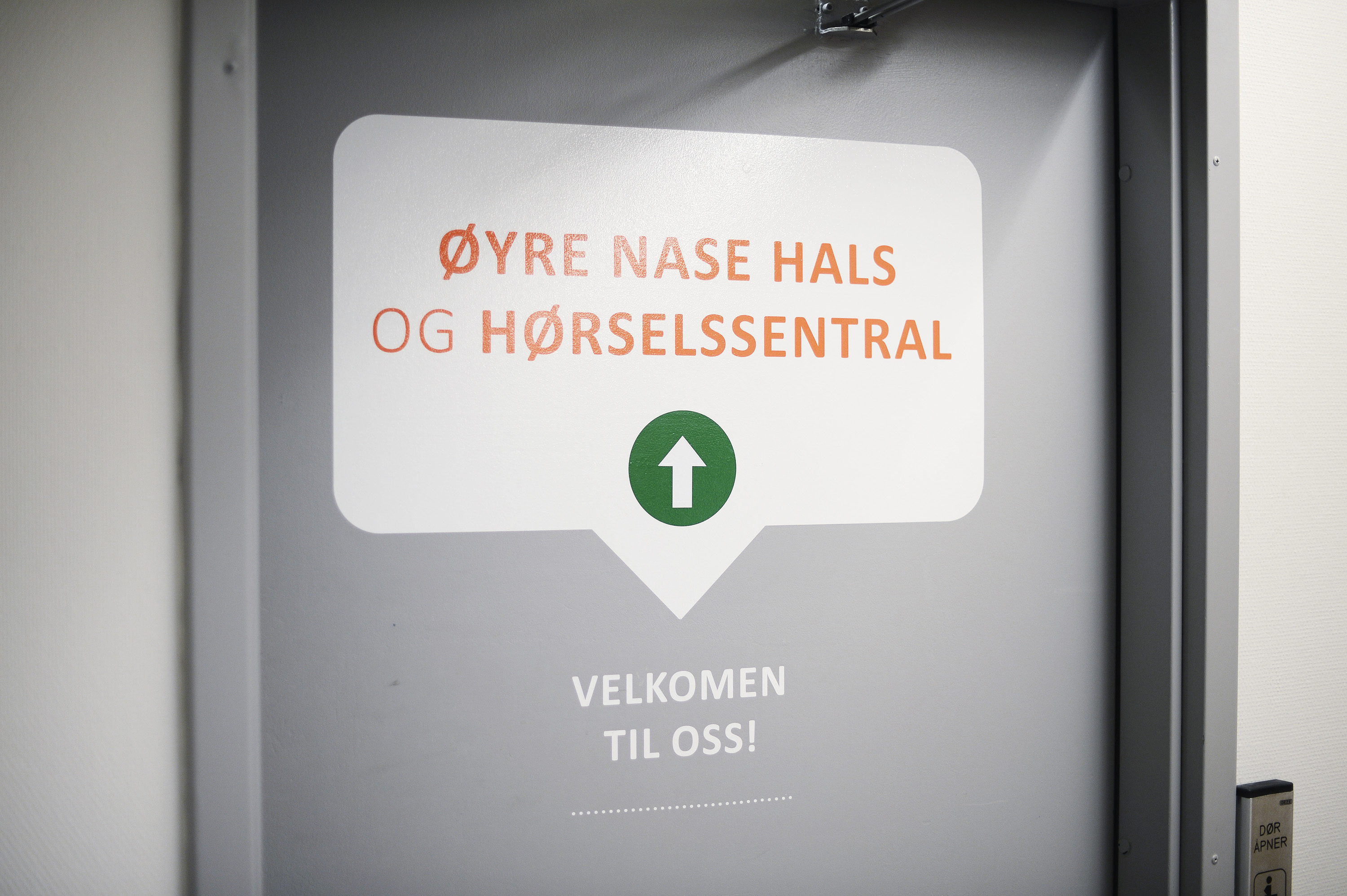 Et skilt på en dør