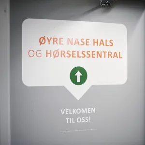 Et skilt på en dør