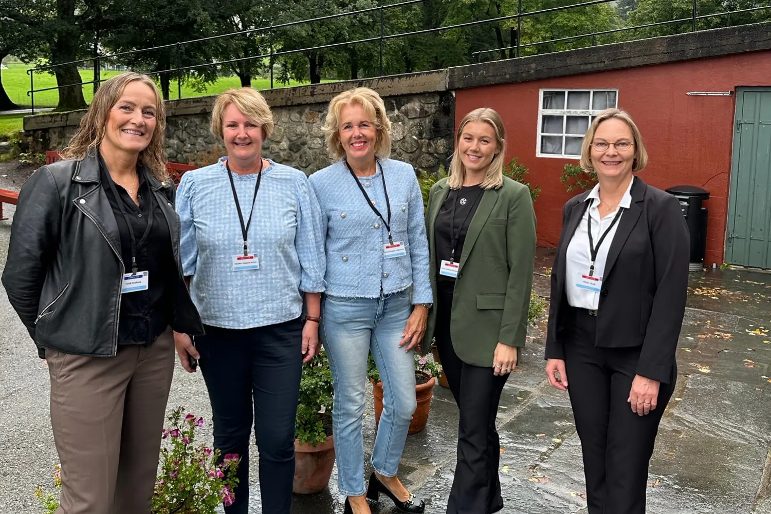 En gruppe kvinner som poserer for et bilde