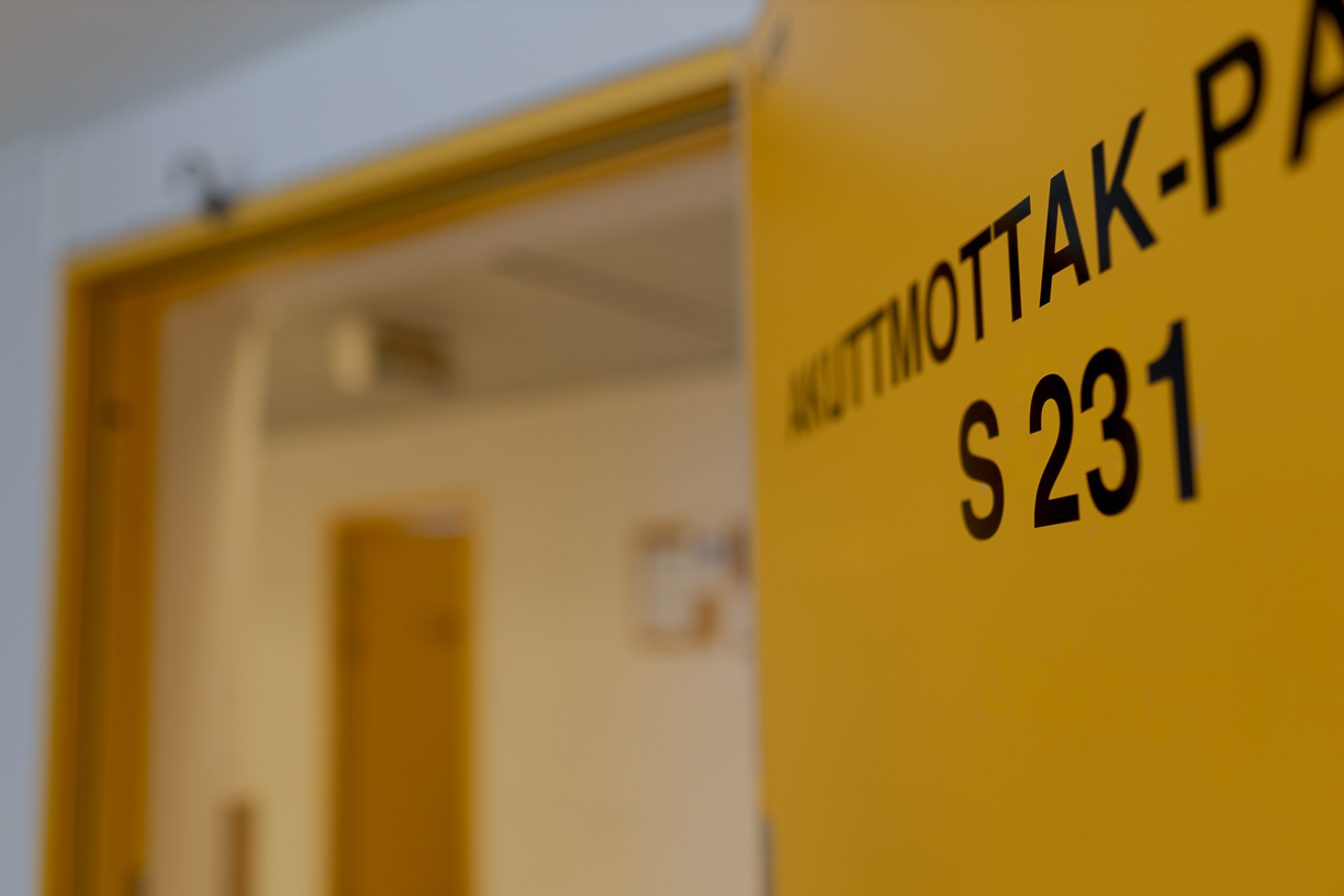 En gul dør med svart tekst