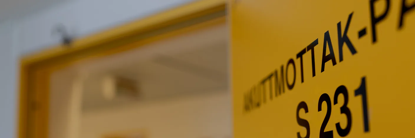 En gul dør med svart tekst