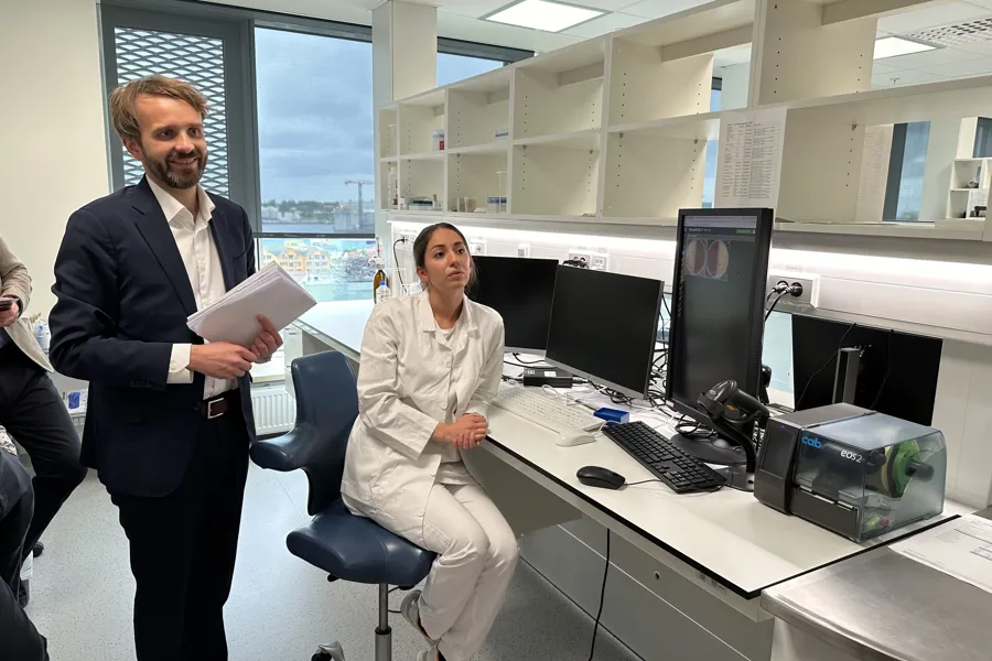 En mann og en kvinne på et kontor