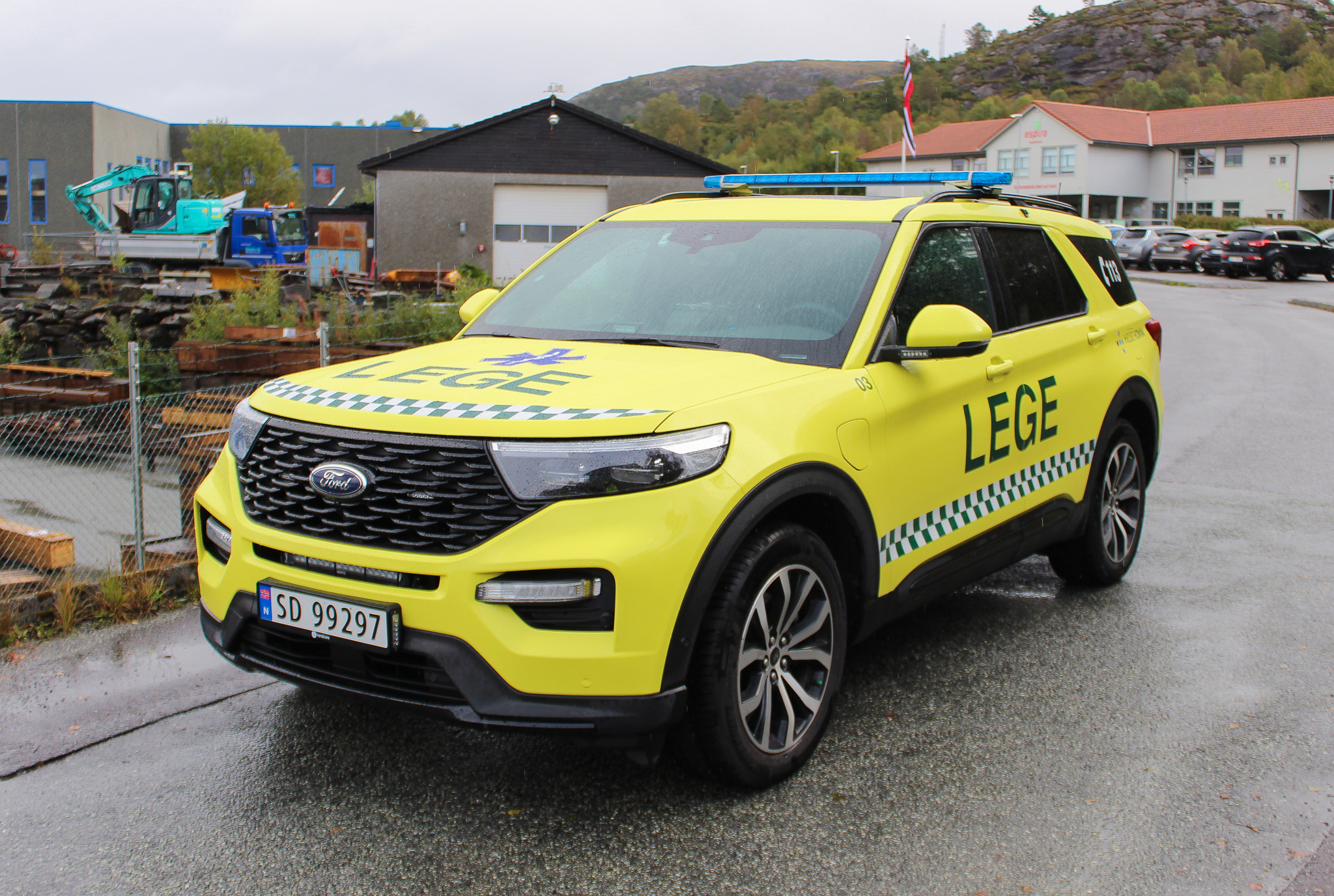 En gul legebil parkert på en gate