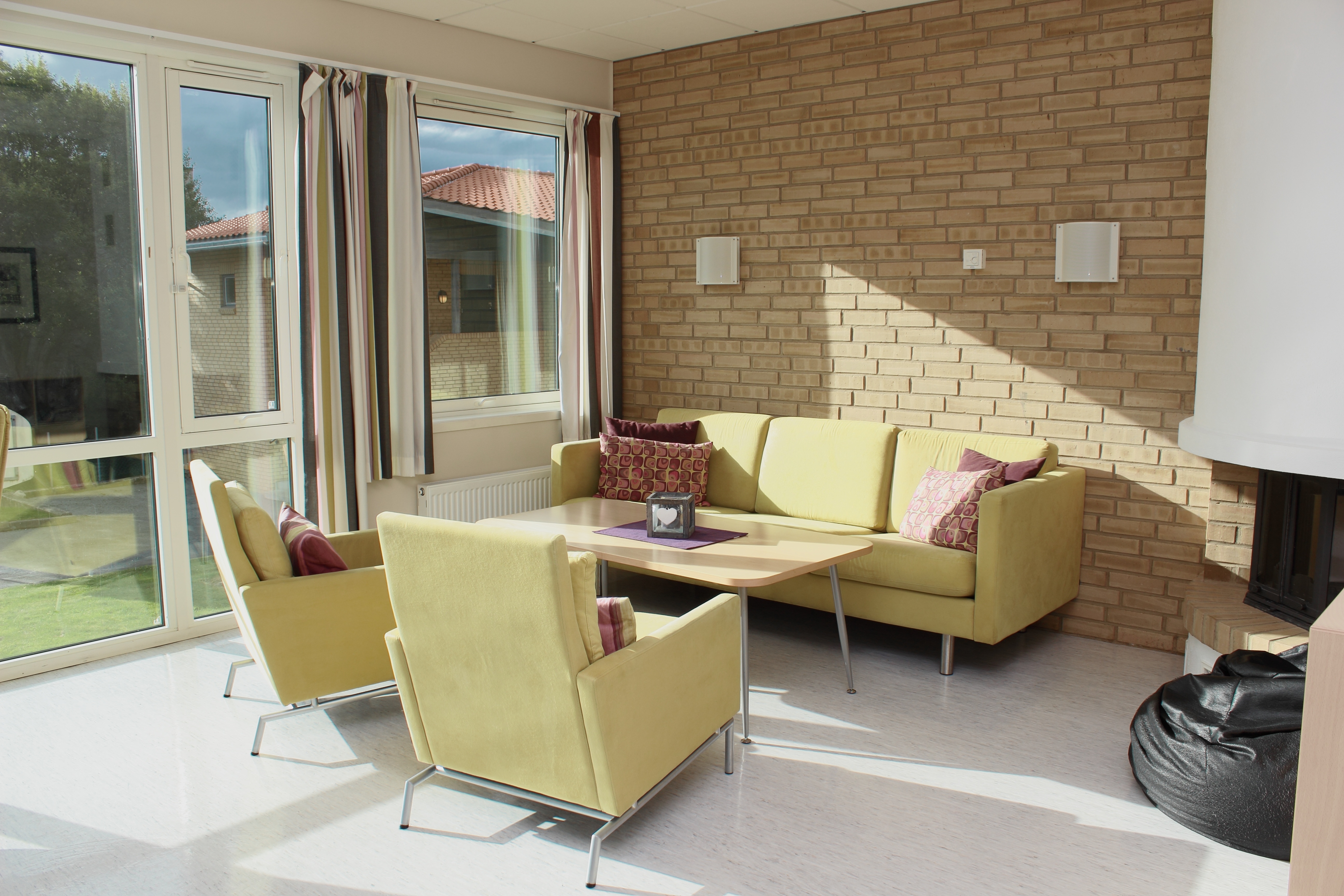 Sofa og stoler i en stue