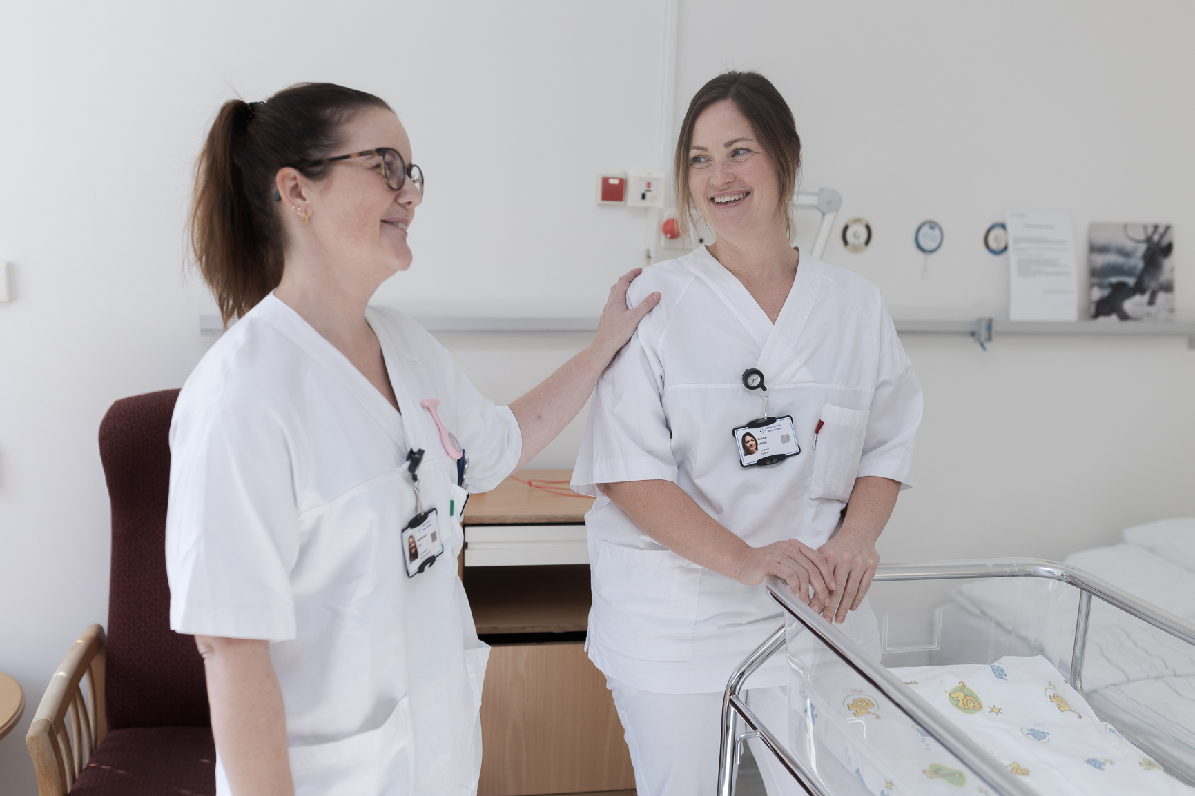 Sykepleiere snakker sammen