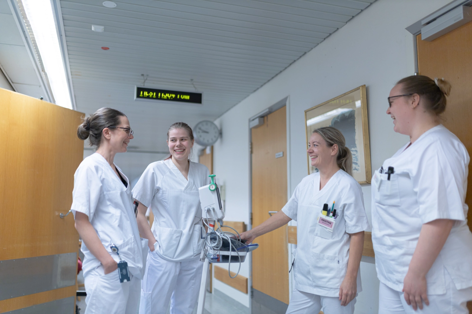En gruppe sykepleiere i en gang