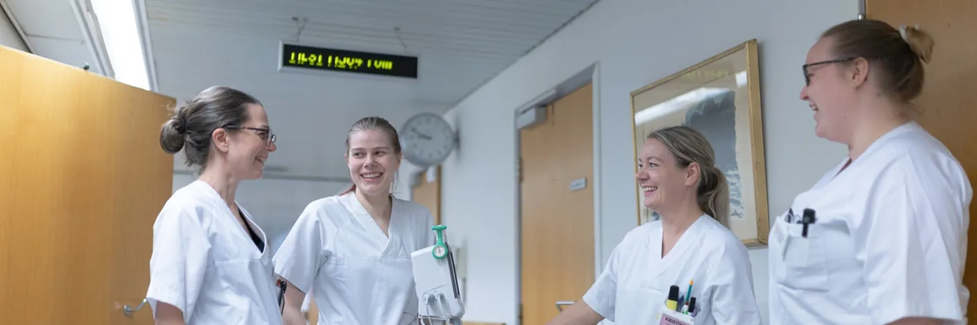 En gruppe sykepleiere i en gang
