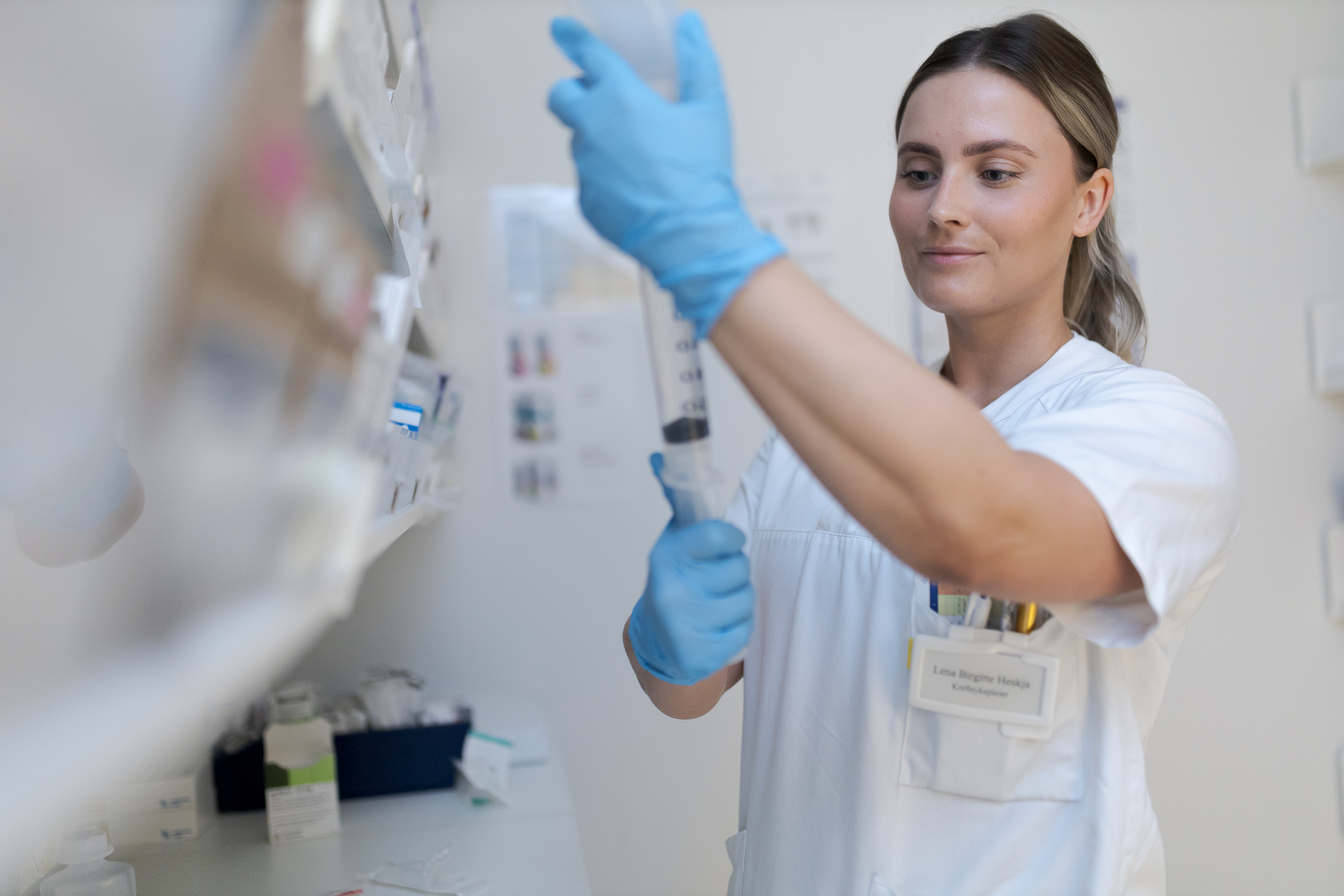 En sykepleier bruker medisinsk utstyr