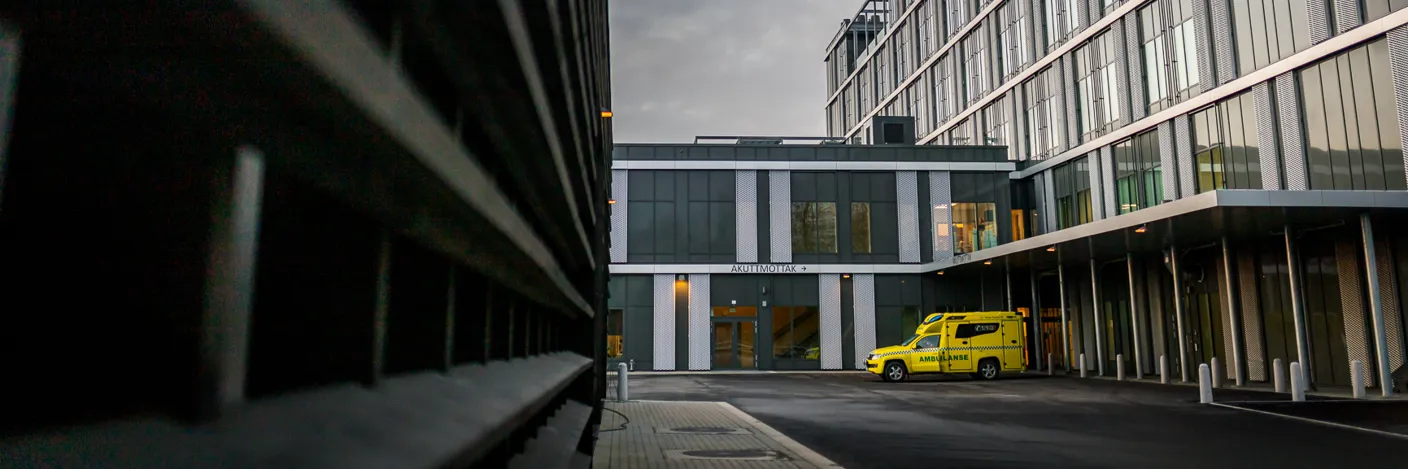 En gate med bygninger på hver side