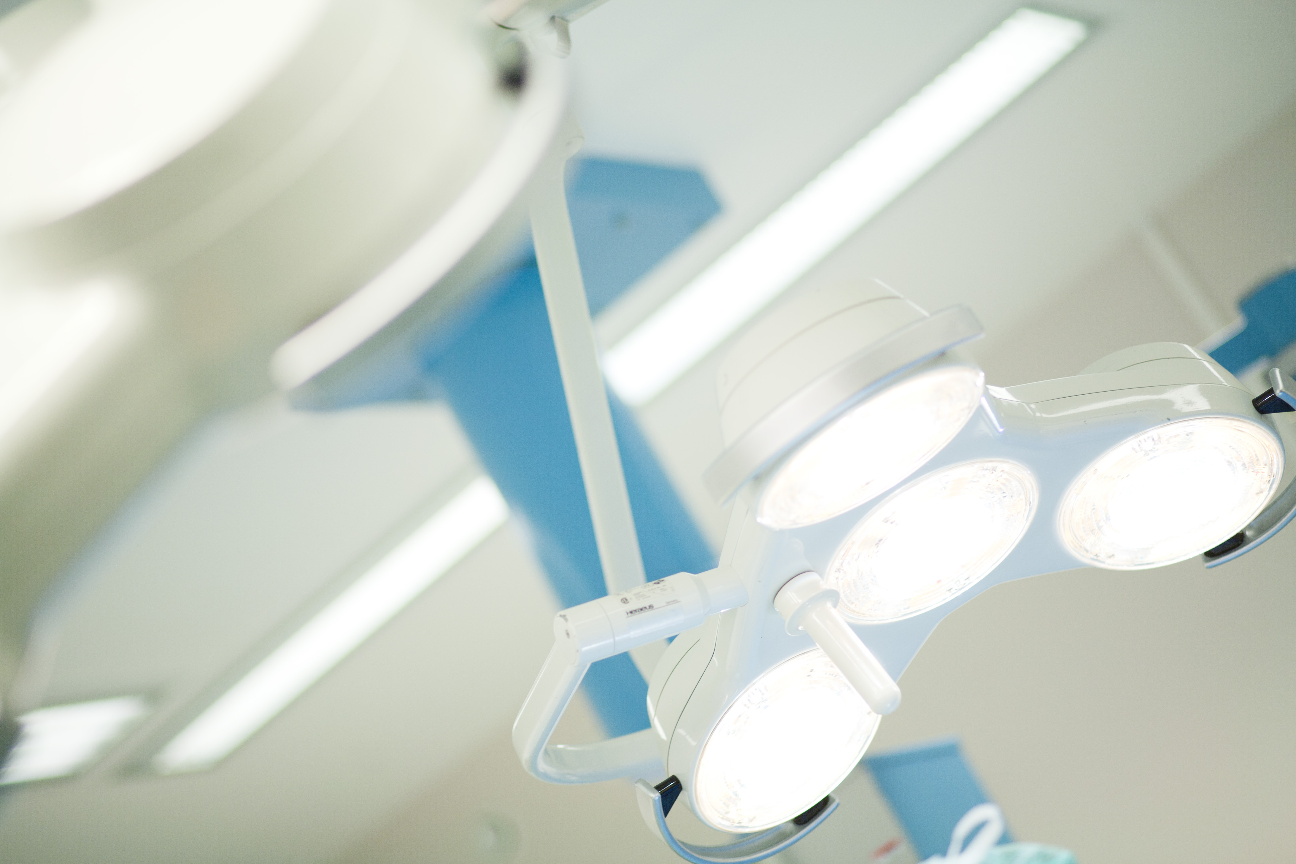 Et nærbilde av operasjonslys