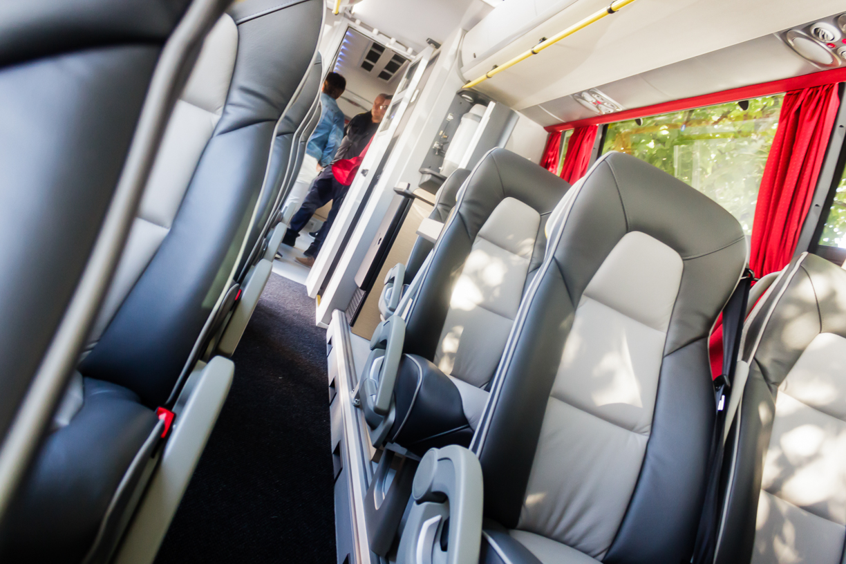 Mange seter inne i en buss