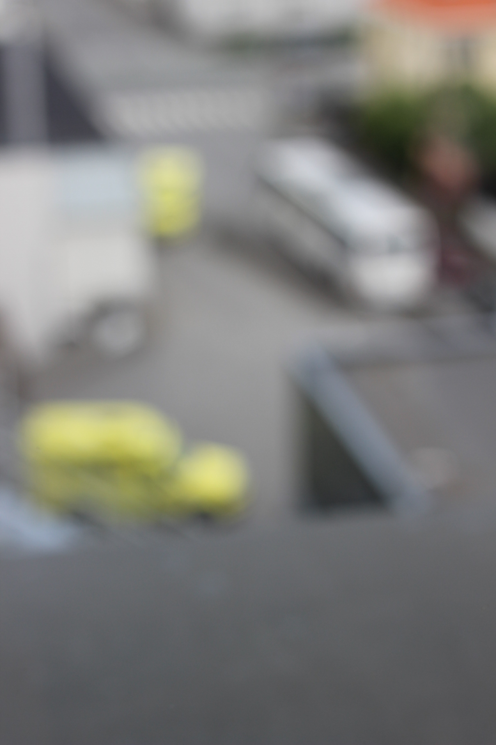 Et utydelig bilde av biler på en vei