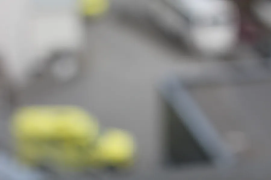 Et utydelig bilde av biler på en vei