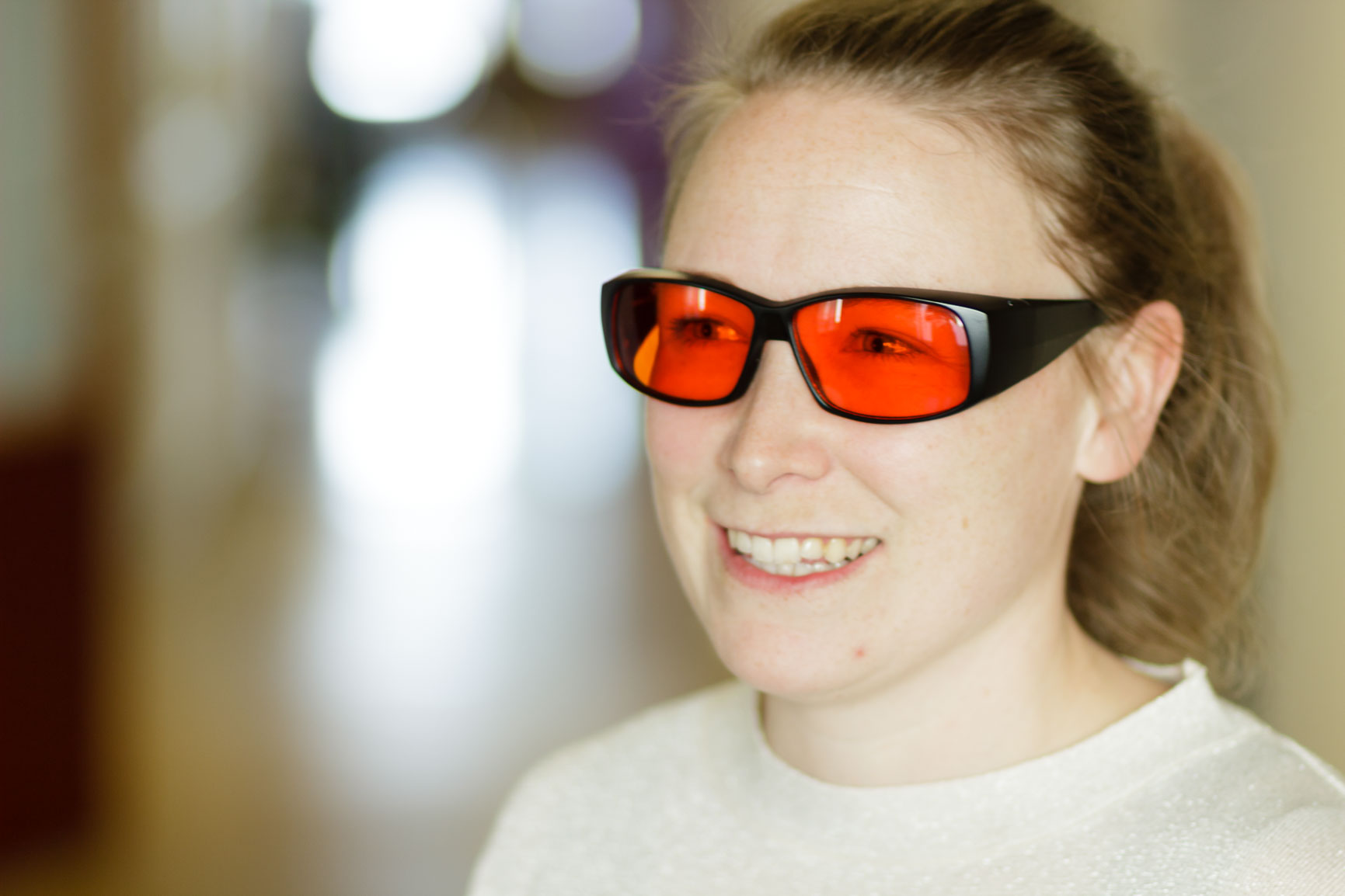 En dame med blålysblokkerande briller