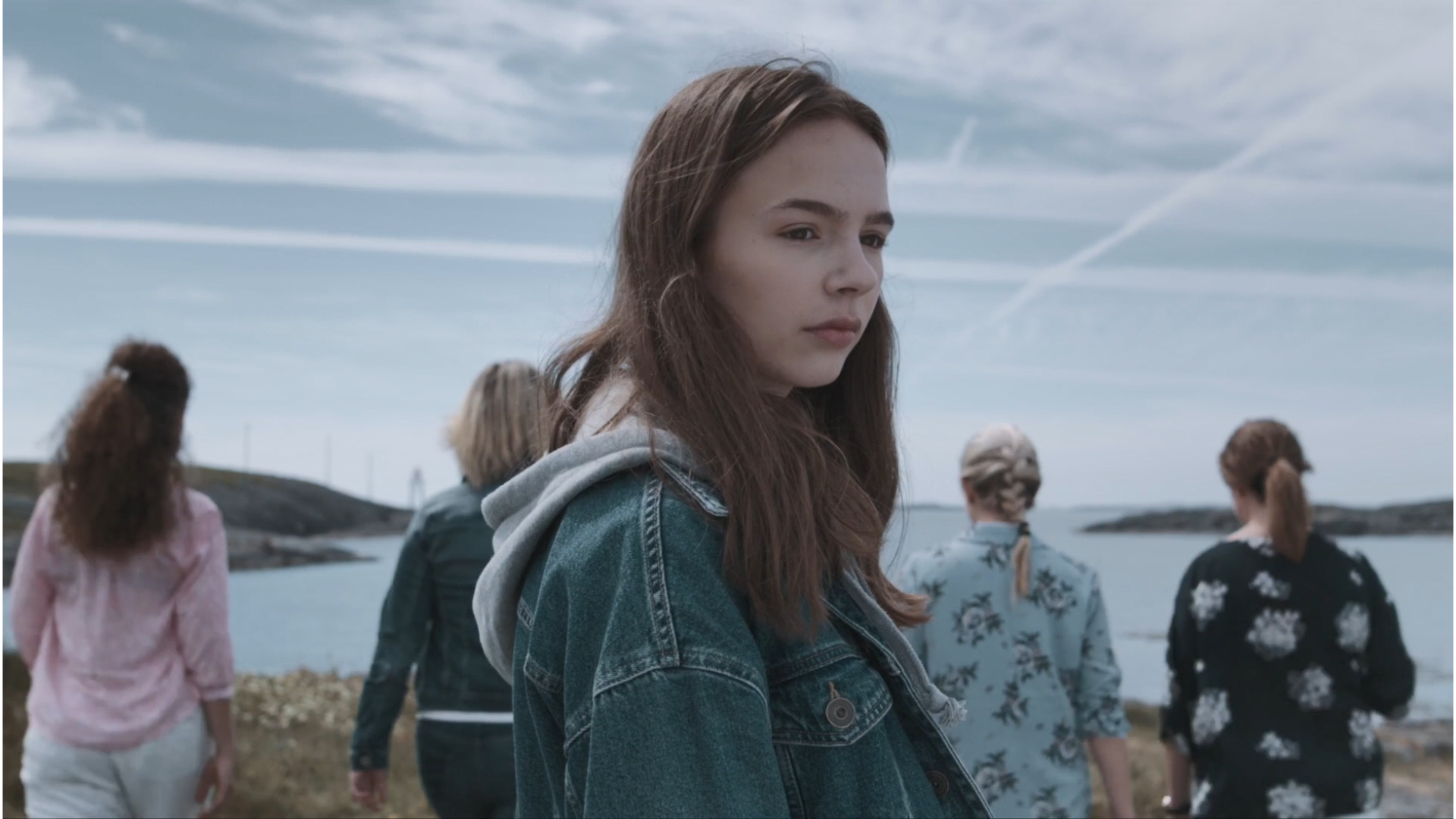 En gruppe barn ved havet