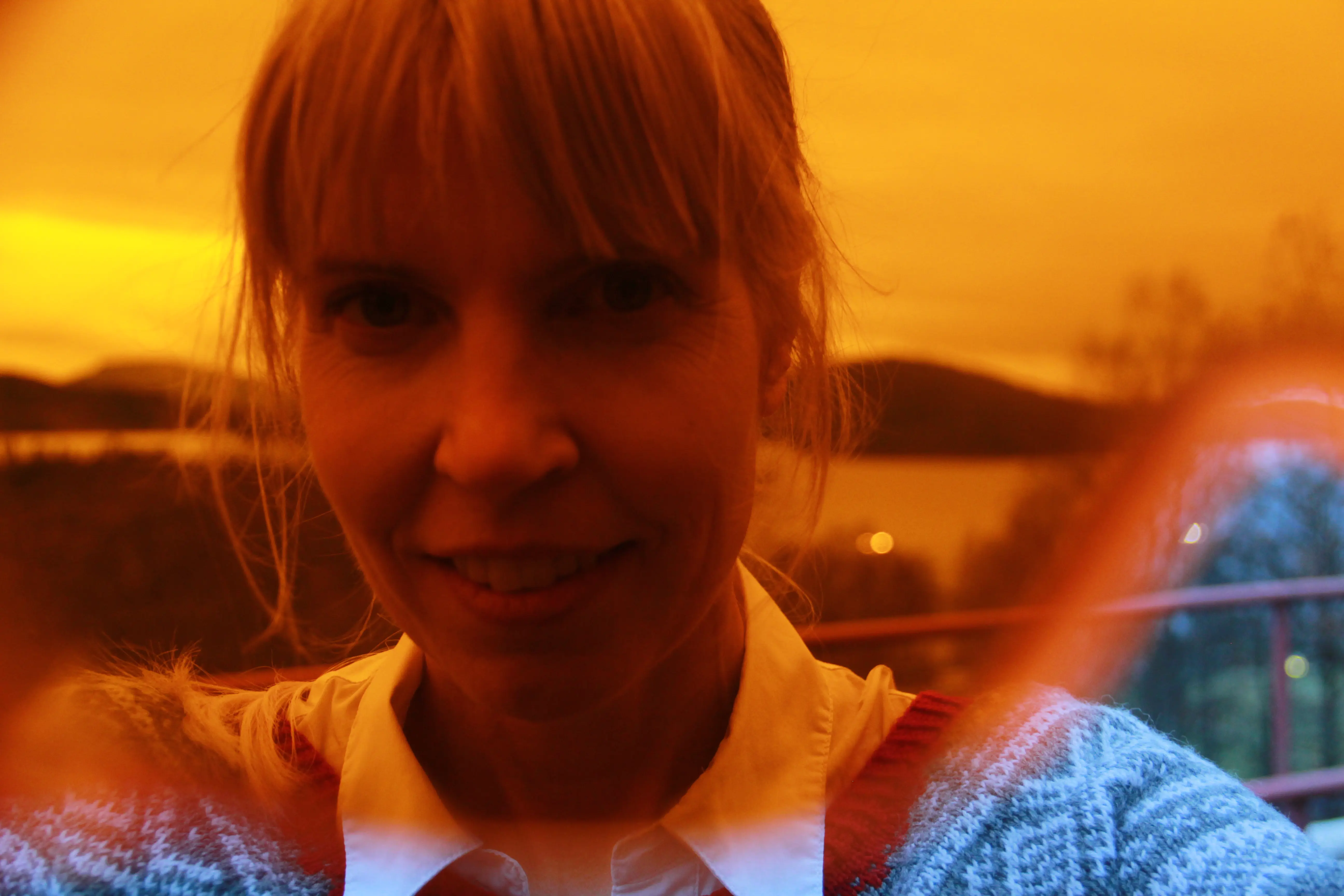 En dame vises gjennom blålysfilter