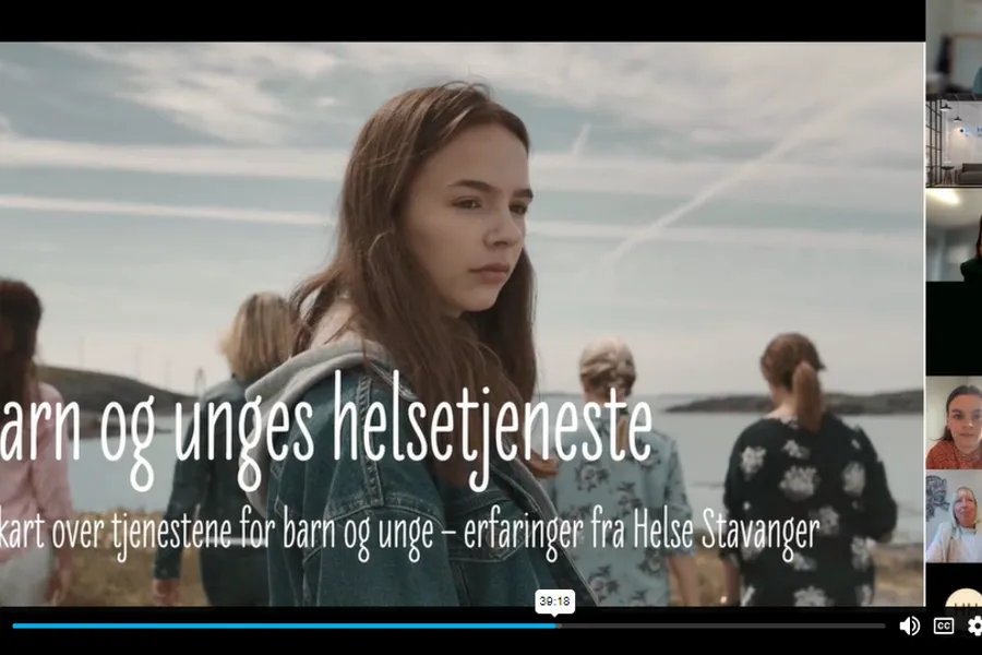 Skjermdump som viser en gruppe barn med tekst som viser tittel på seminar