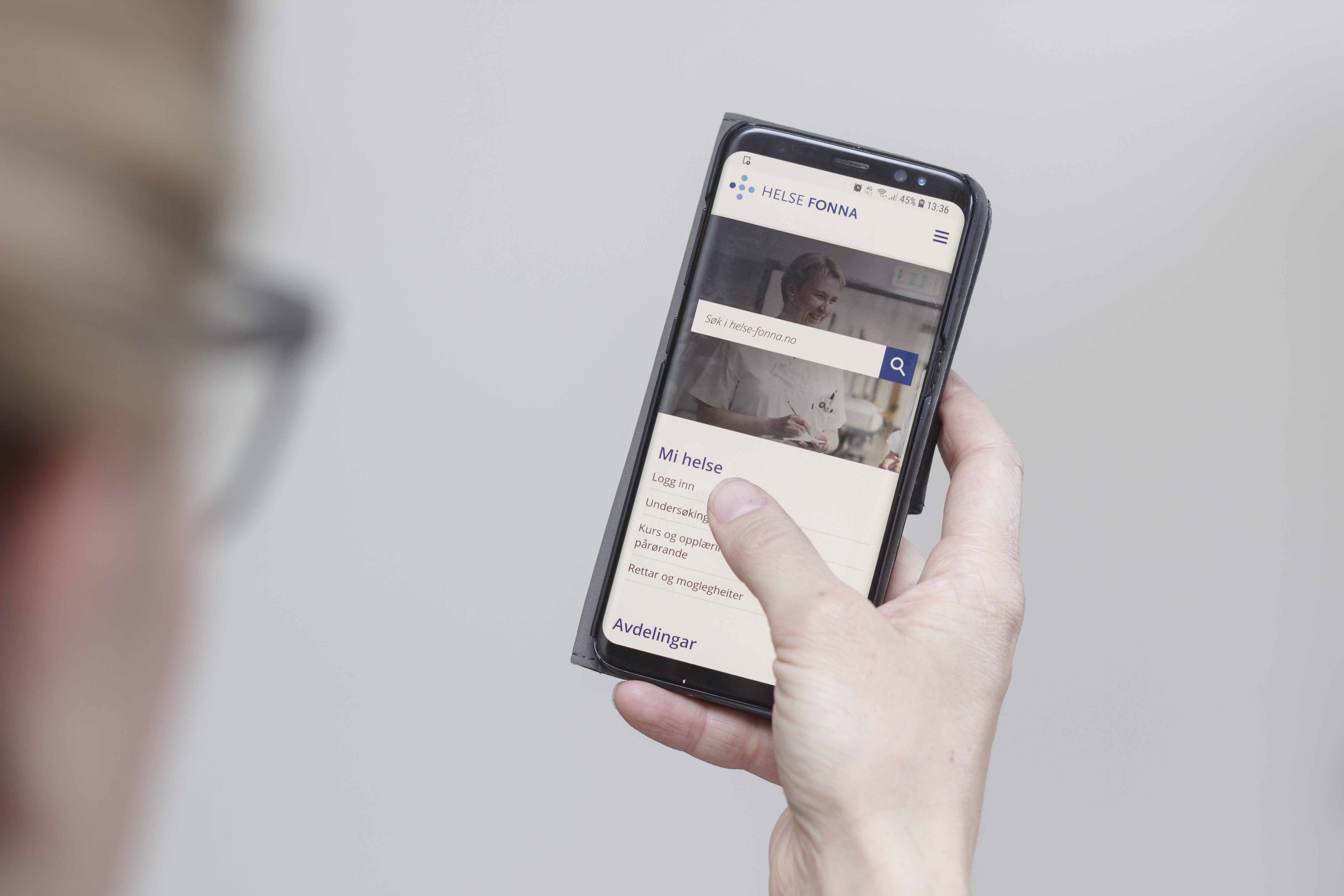 Ein person som held ein telefon