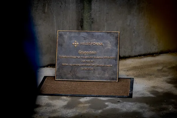 En rektangulær plakett på en treflate