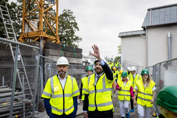 En gruppe arbeidere i gule vester