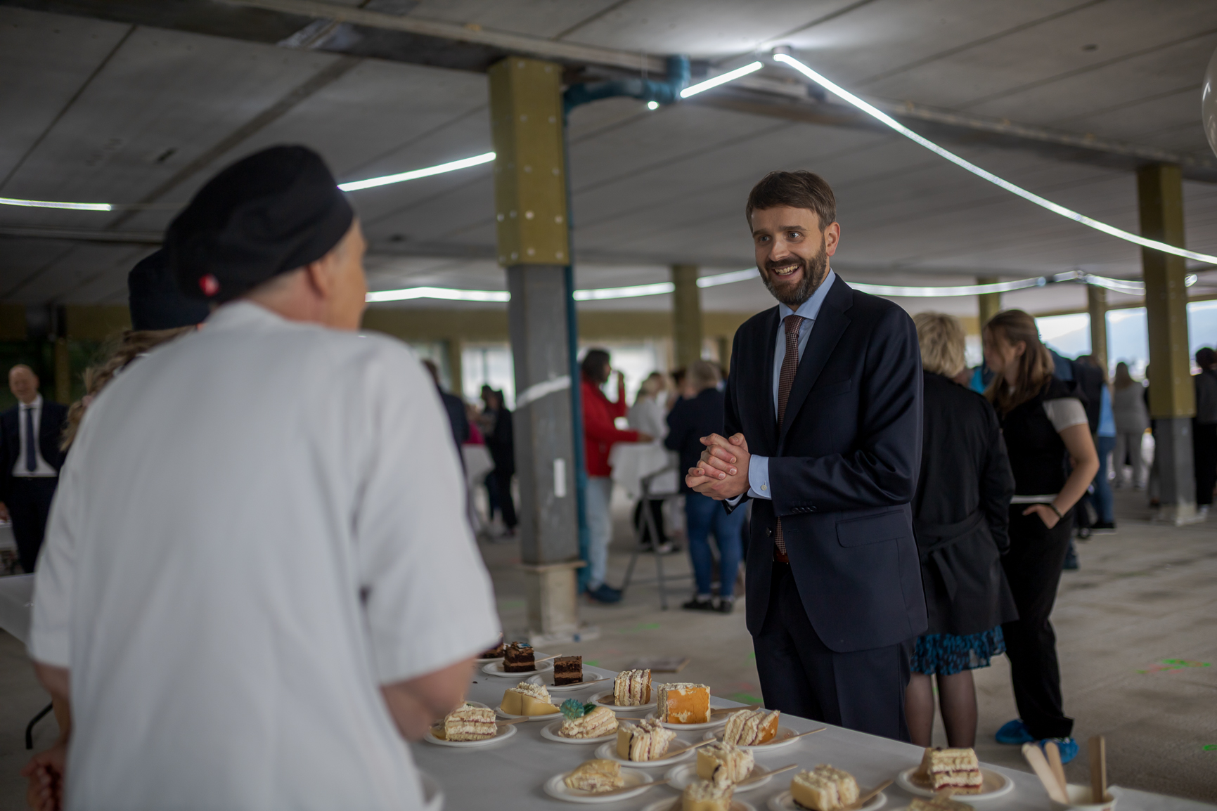 En mann i dress som snakker med en mann i dress