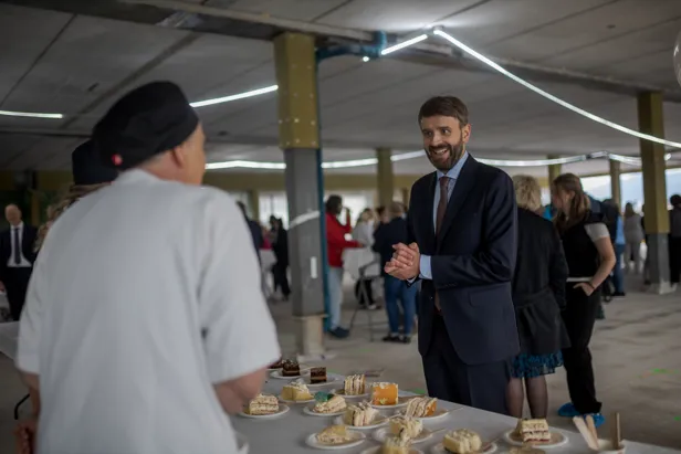 En mann i dress som snakker med en mann i dress