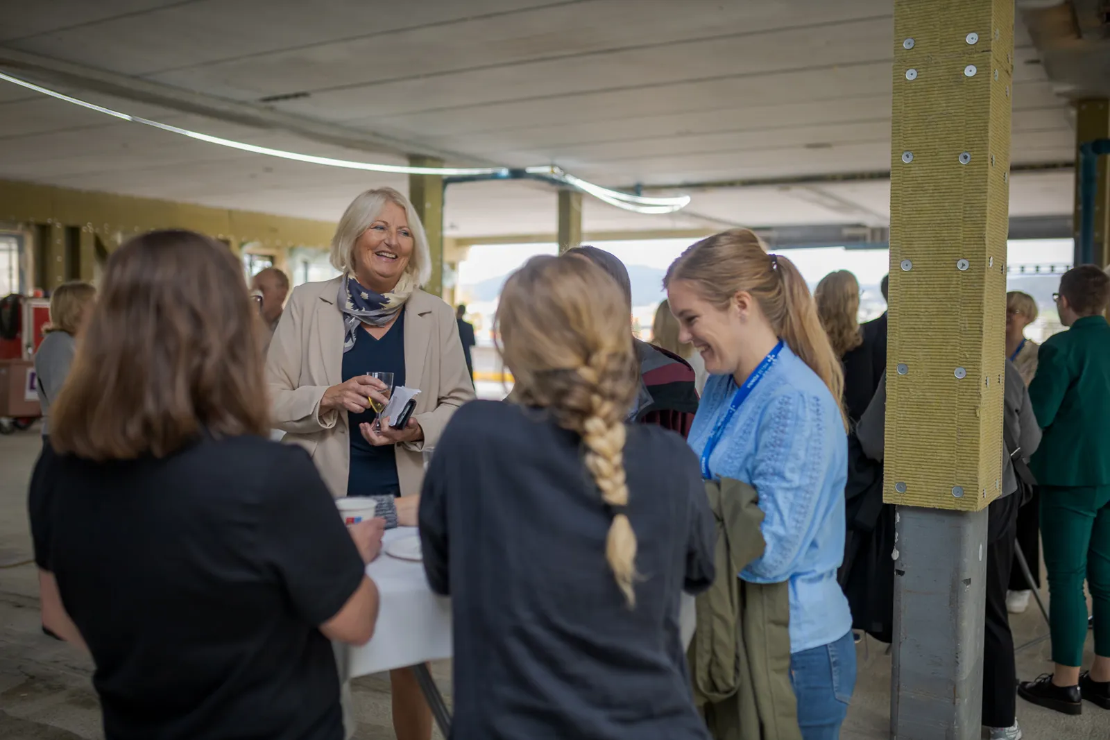 En gruppe mennesker som står i et rom