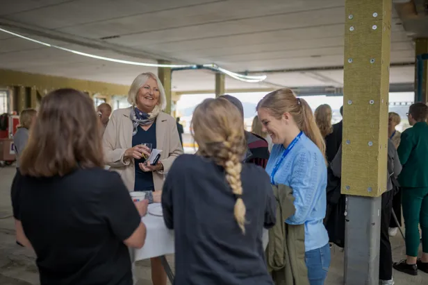 En gruppe mennesker som står i et rom
