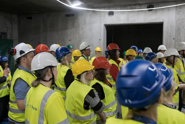 En gruppe mennesker som bruker hjelm