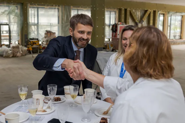 En mann og en kvinne som sitter ved et bord med mat og drikke