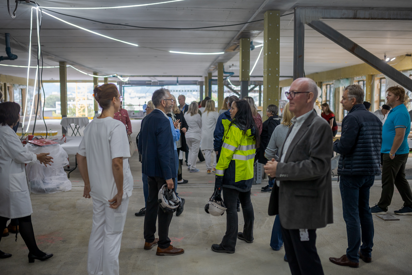 En gruppe personer i et rom