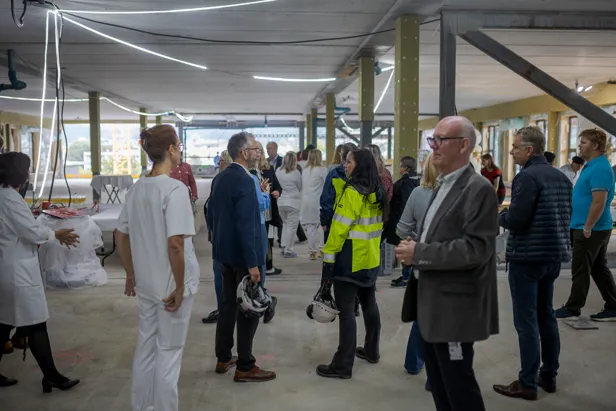 En gruppe personer i et rom