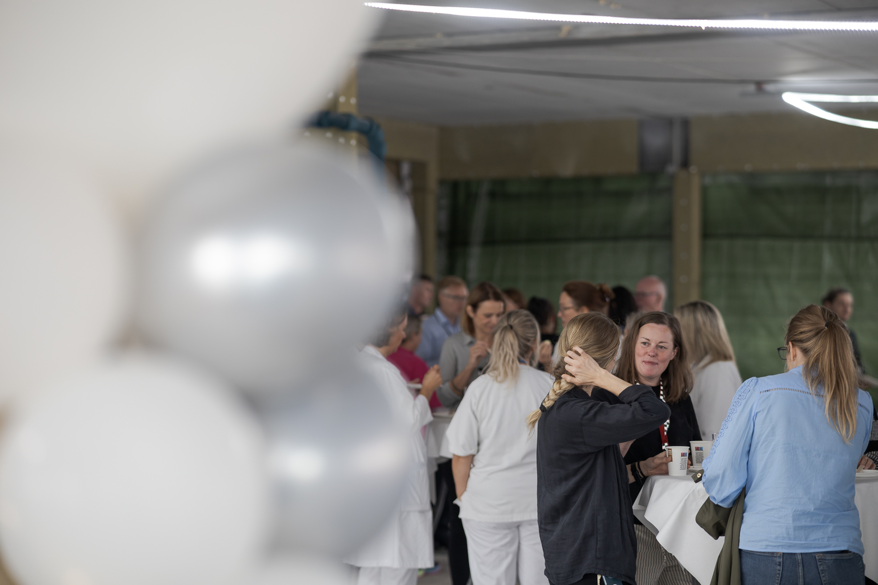 En gruppe mennesker som står i et rom