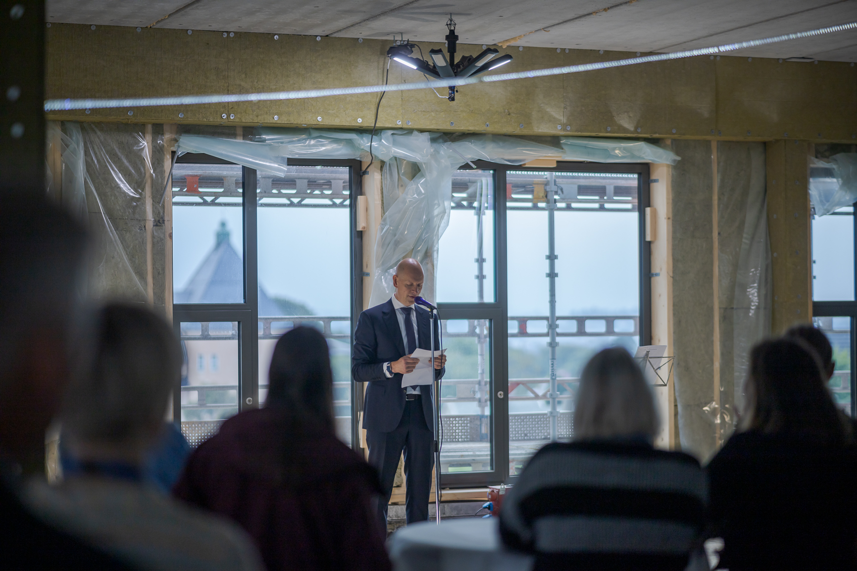 En person som står foran en gruppe mennesker